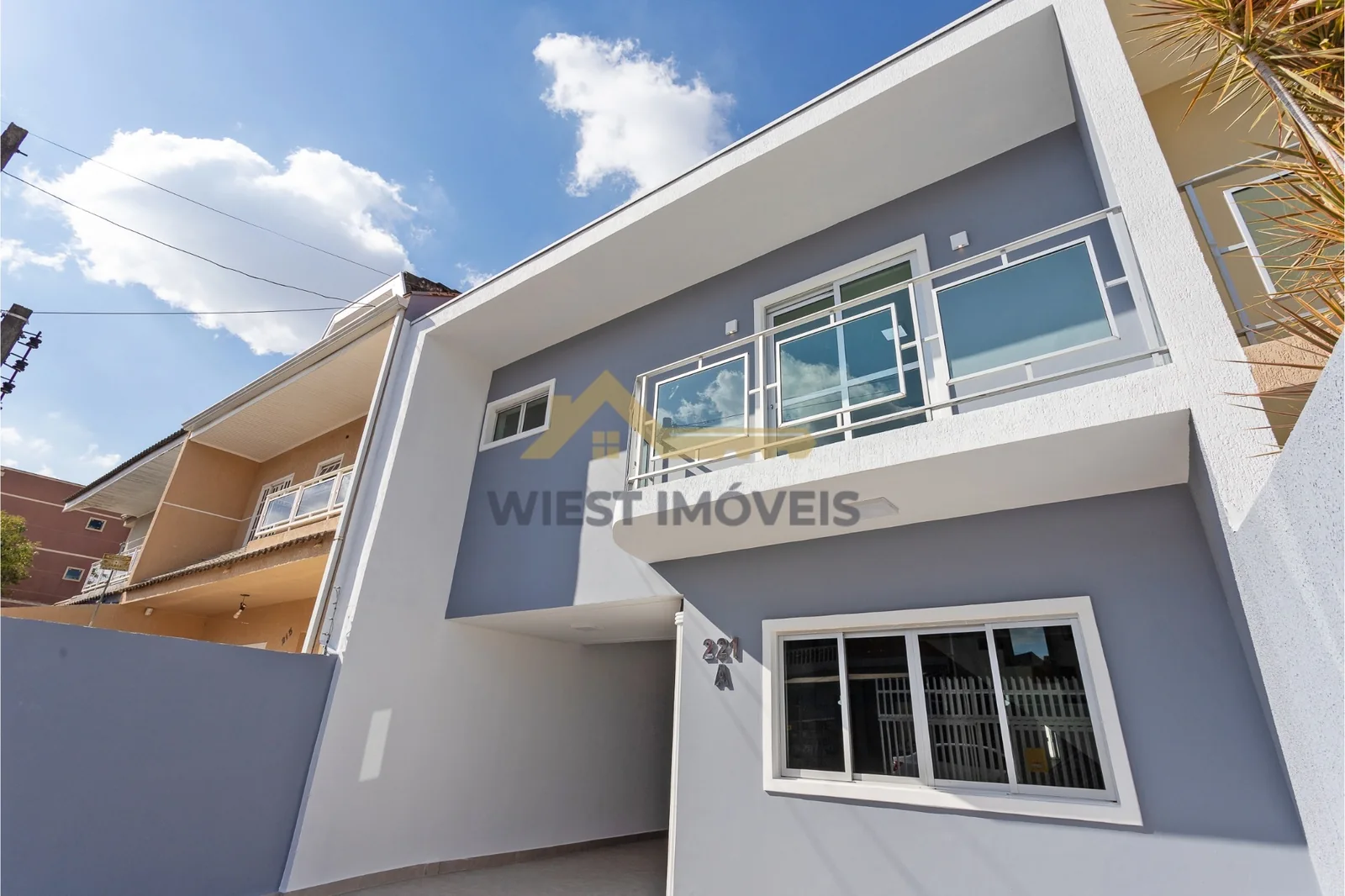 Fachada do sobrado triplex no Cajuru